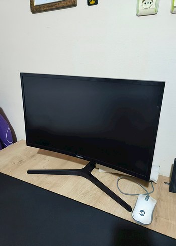 Samsung 27 İnç 144 Hz IPS Kavisli Oyuncu Monitörü