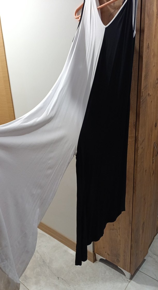 Drapeli V Yaka Uzun Beyaz siyah tulum elbise - Görsel 4