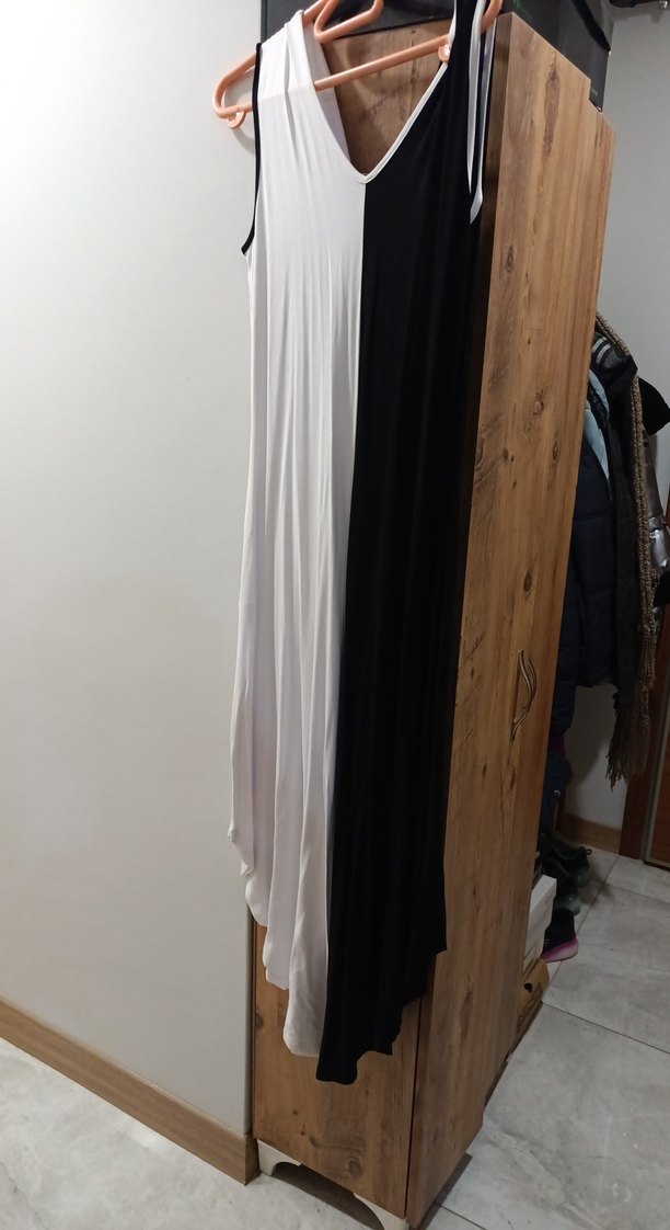 Drapeli V Yaka Uzun Beyaz siyah tulum elbise - Görsel 2