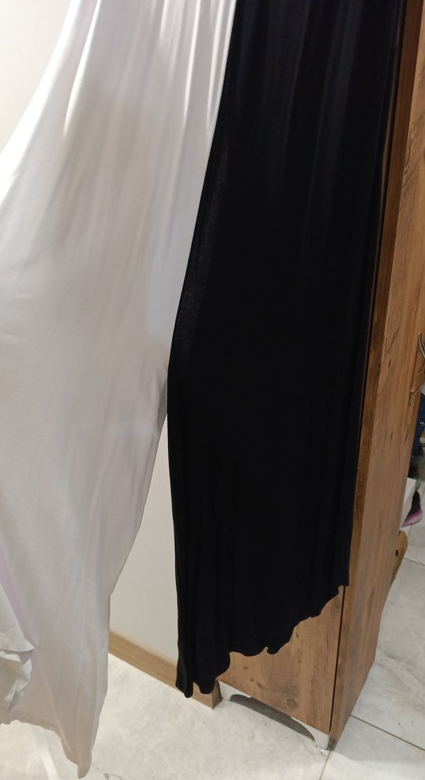 Drapeli V Yaka Uzun Beyaz siyah tulum elbise - Görsel 3