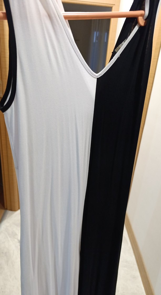 Drapeli V Yaka Uzun Beyaz siyah tulum elbise - Görsel 5