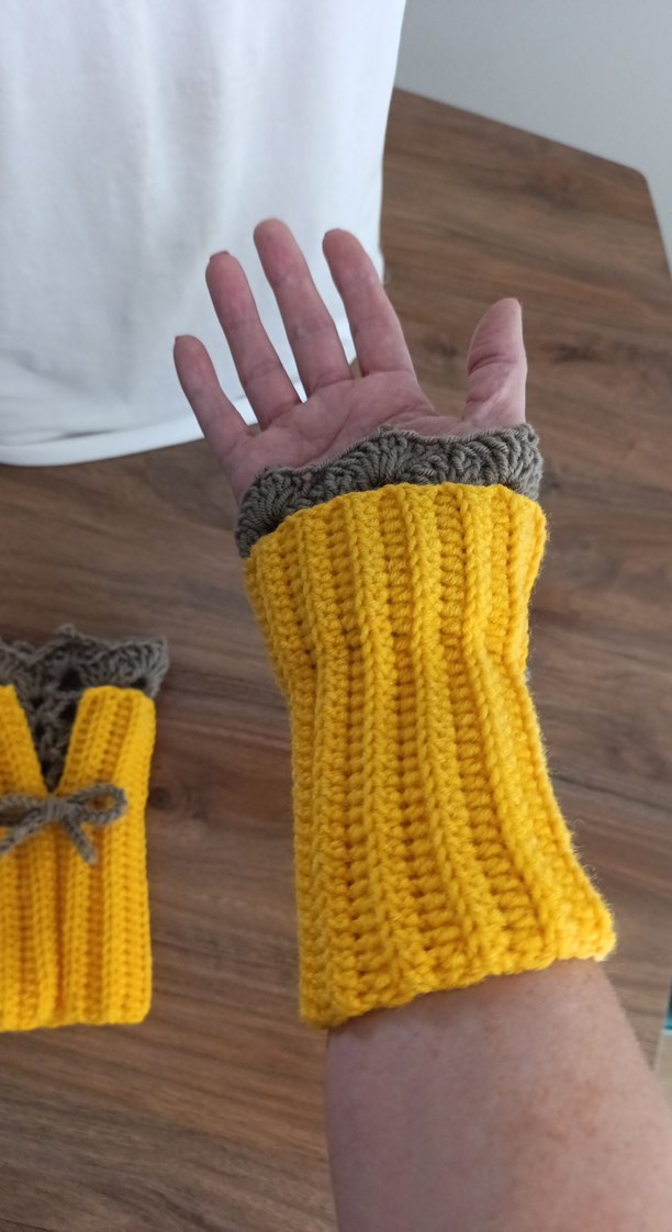 Sarı ve Gri Örgü Kadın Eldiven - Görsel 3