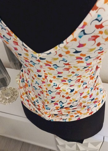 V Yaka Kısa Kollu Desenliviskon kumaşdan yumuşak dokulu M beden - Görsel 4