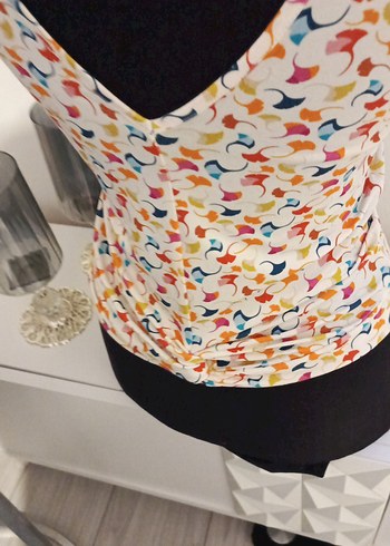 V Yaka Kısa Kollu Desenliviskon kumaşdan yumuşak dokulu M beden - Görsel 5