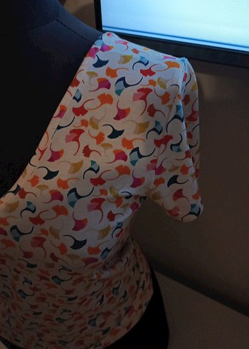 V Yaka Kısa Kollu Desenliviskon kumaşdan yumuşak dokulu M beden - Görsel 2