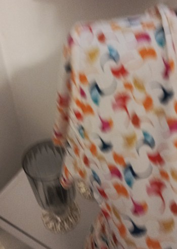 V Yaka Kısa Kollu Desenliviskon kumaşdan yumuşak dokulu M beden - Görsel 3