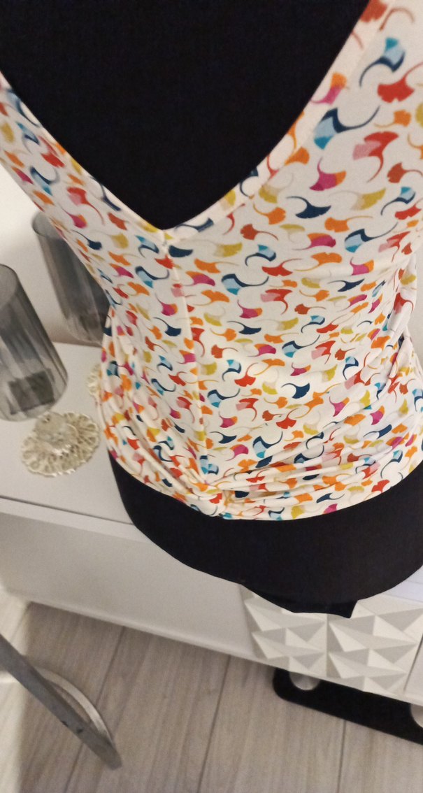 V Yaka Kısa Kollu Desenliviskon kumaşdan yumuşak dokulu M beden - Görsel 5