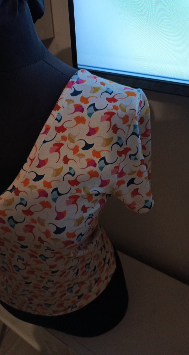 V Yaka Kısa Kollu Desenliviskon kumaşdan yumuşak dokulu M beden - Görsel 2