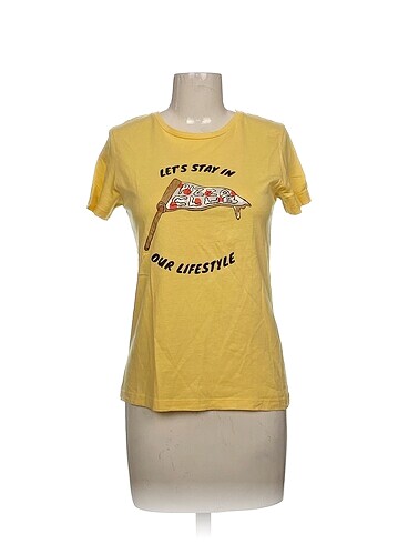 Pull and Bear T-shirt %70 İndirimli.