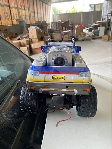  Beden kumandalı devasa jeep