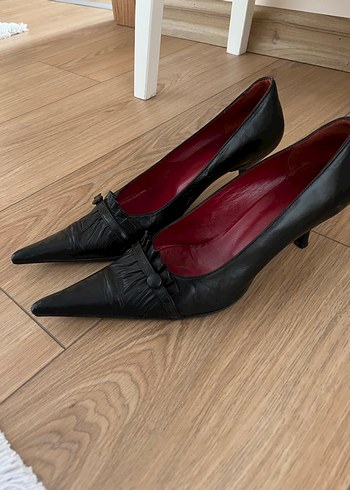 Diğer Siyah Deri Fırfırlı İnce Topuklu Stiletto