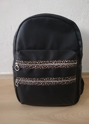 leopar desenli sırt çantası