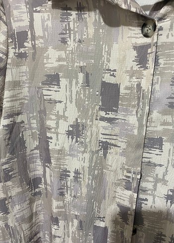 Gri V-Yaka Düğmeli Baskılı Kadın Gömlek - Görsel 3