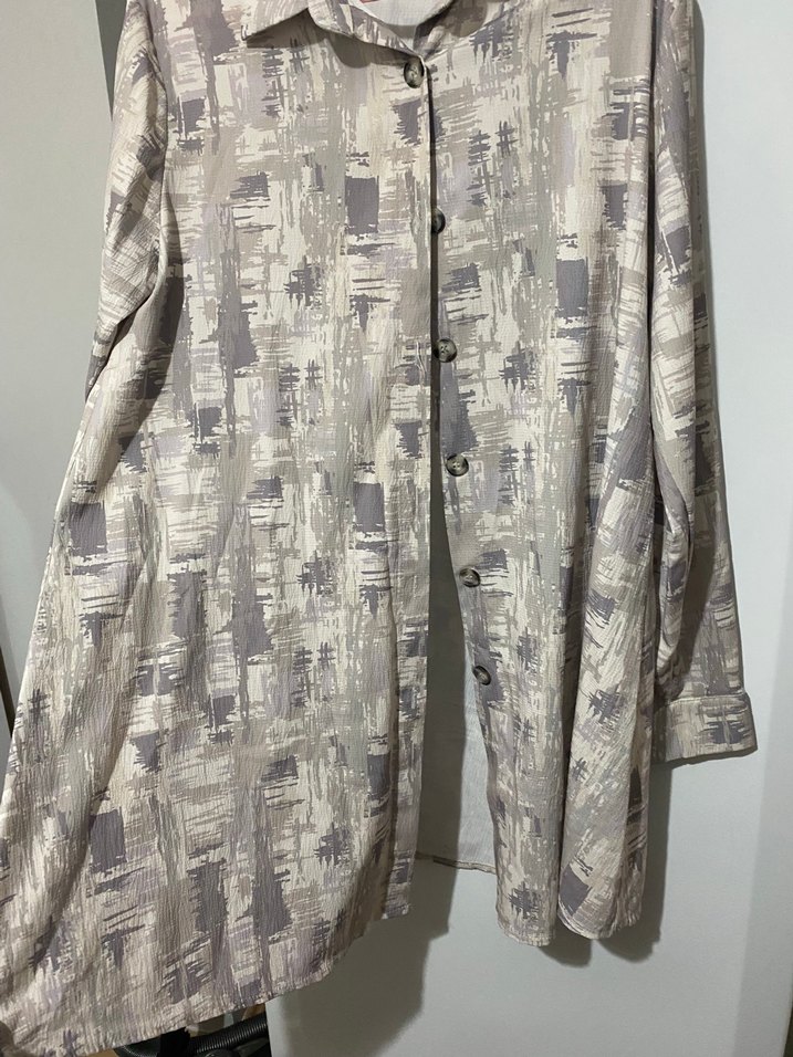 Gri V-Yaka Düğmeli Baskılı Kadın Gömlek - Görsel 5