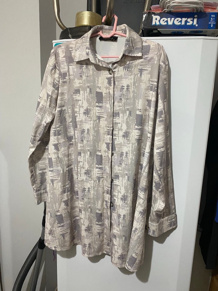 Gri V-Yaka Düğmeli Baskılı Kadın Gömlek - Görsel 2