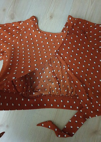 Düğmeli V Yakalı Puantiyeli Kadın Bluz - Görsel 5