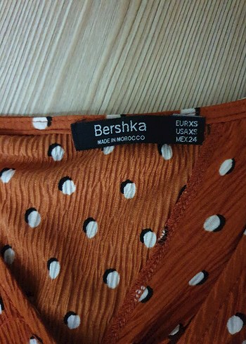 Düğmeli V Yakalı Puantiyeli Kadın Bluz - Görsel 3