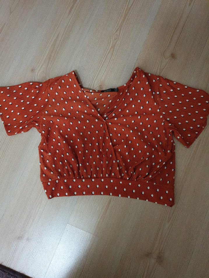 Düğmeli V Yakalı Puantiyeli Kadın Bluz - Görsel 2