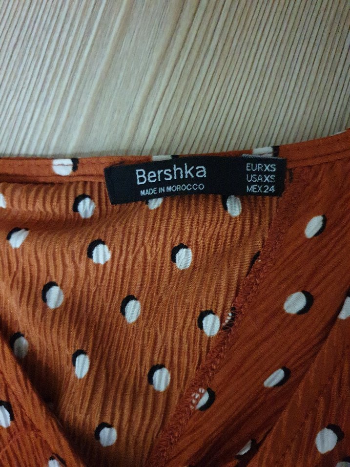 Düğmeli V Yakalı Puantiyeli Kadın Bluz - Görsel 3