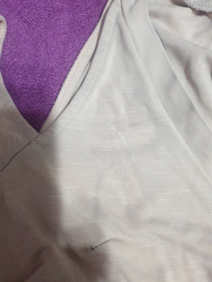 Bej V Yakalı Kolsuz Kadın Bluz - Görsel 4