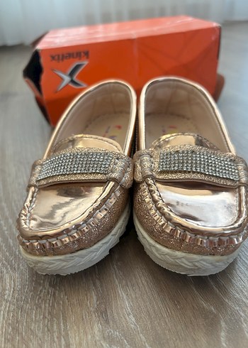 26 Numara Kız Çocuk Parlak Altın Taşlı Ayakkabı - Görsel 6