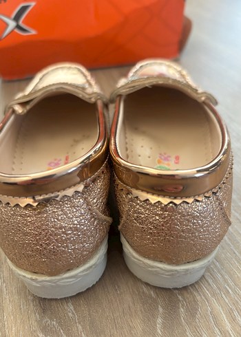 26 Numara Kız Çocuk Parlak Altın Taşlı Ayakkabı - Görsel 5