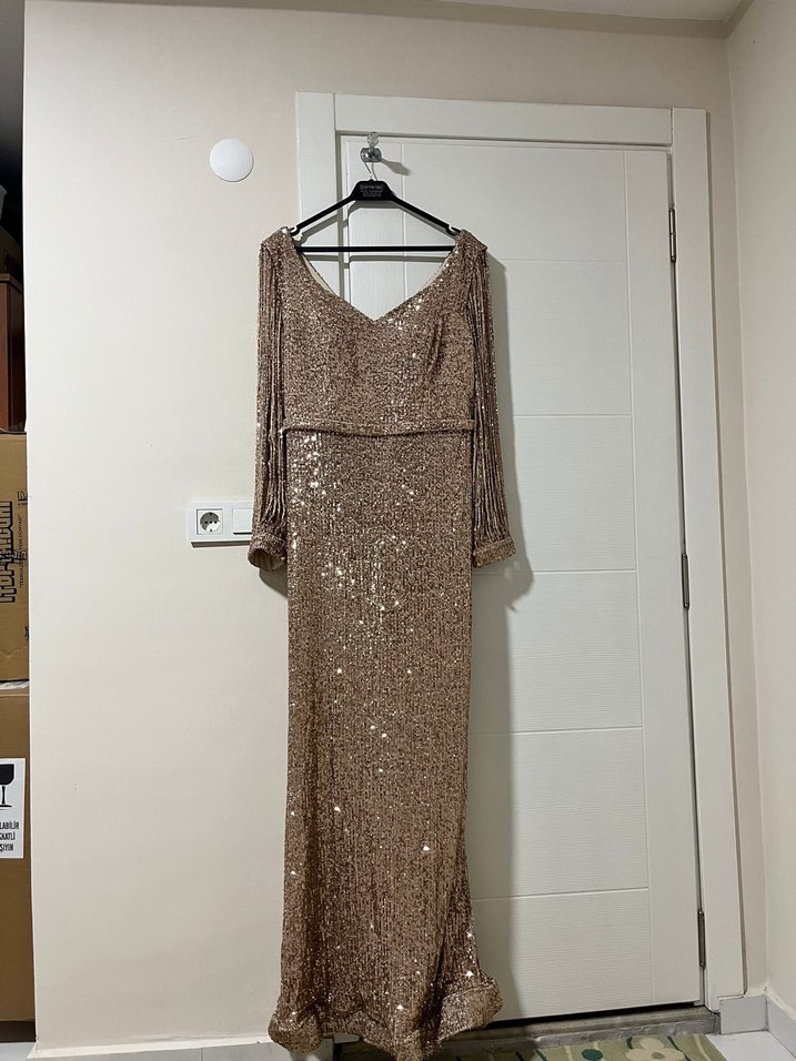 V Yaka Parlak Bej Uzun Abiye Elbise - Görsel 4