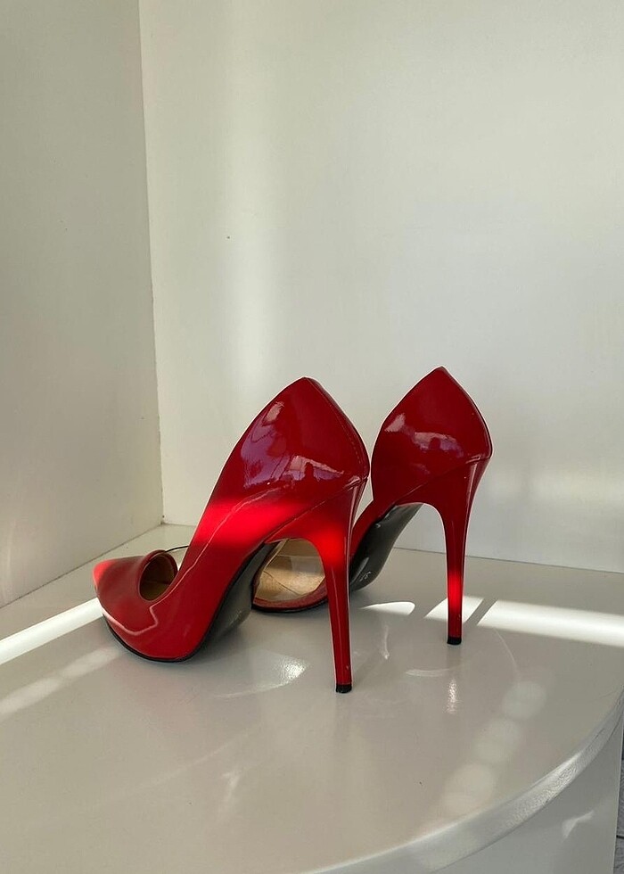 Kırmızı topuklu ayakkabı - Görsel 2