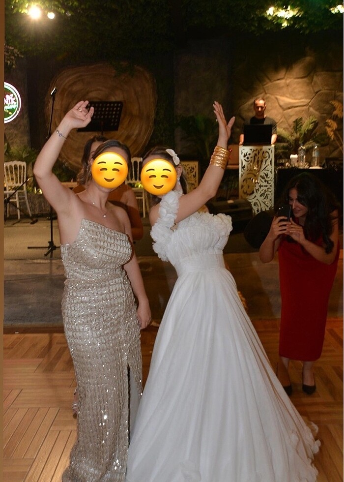 Yırtmaçlı gold elbise - Görsel 3