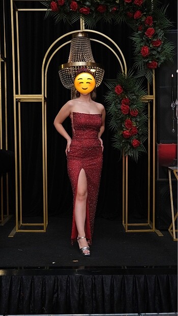 Kırmızı yırtmaçlı abiye - Görsel 2