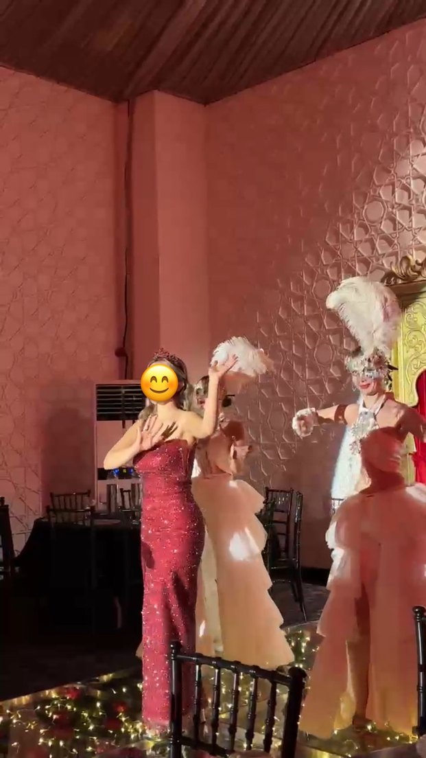 Kırmızı yırtmaçlı abiye - Görsel 5