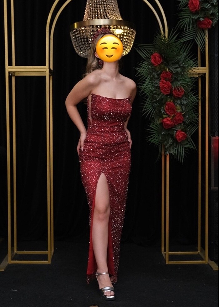 Kırmızı yırtmaçlı abiye - Görsel 4