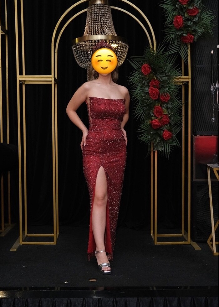 Kırmızı yırtmaçlı abiye - Görsel 2