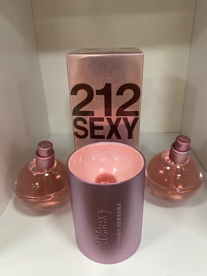 Carolina Herrera 212 Sexy Kadın Parfümü 100ml - Görsel 2
