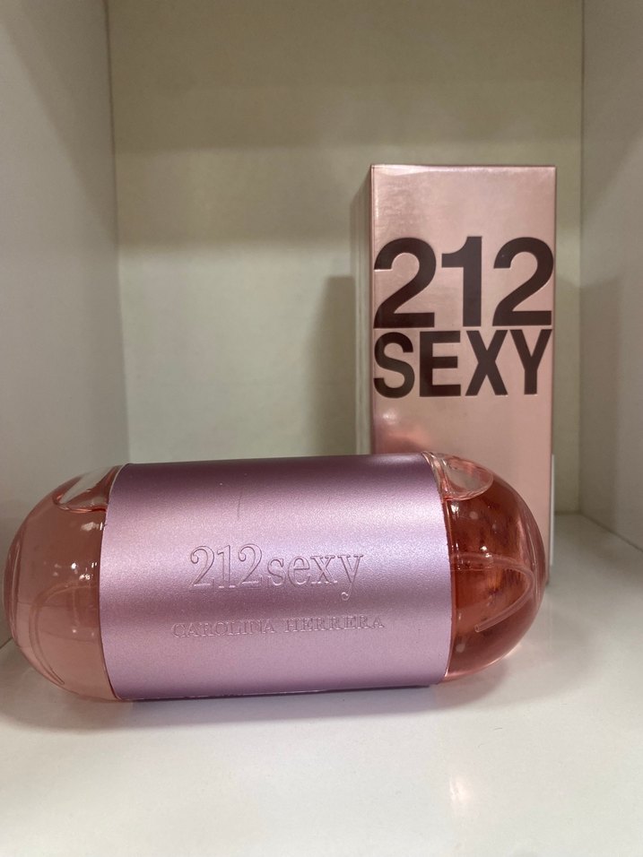 Carolina Herrera 212 Sexy Kadın Parfümü 100ml - Görsel 3