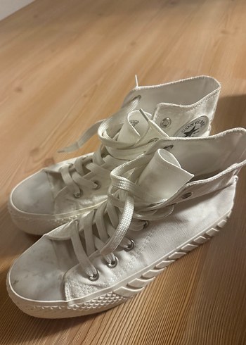Beyaz Kadın Dolgu Topuklu Bağcıklı Spor Ayakkabı