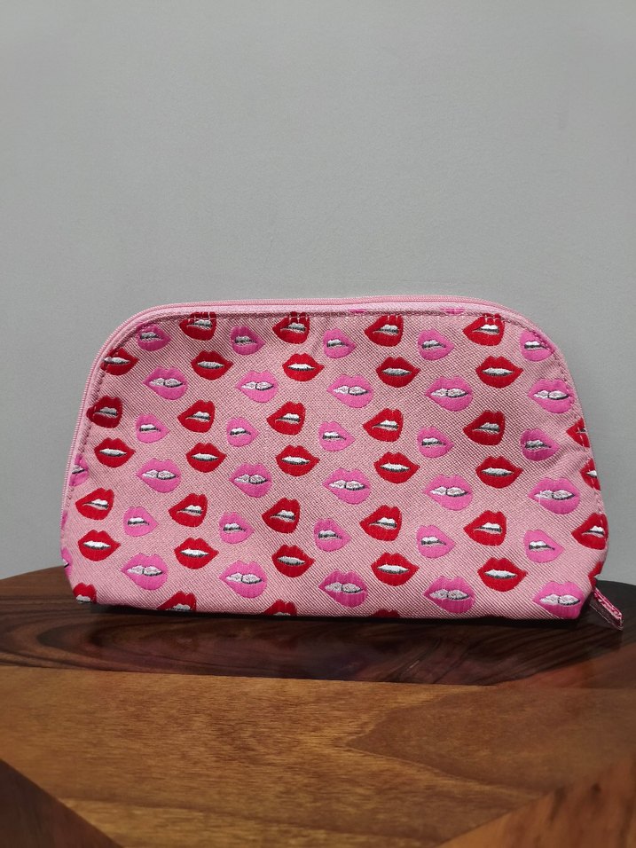 Benefit Desenli Kadın Makyaj Çantası - Görsel 2
