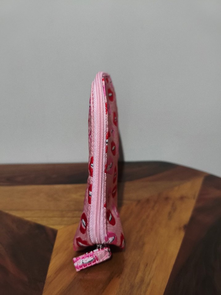 Benefit Desenli Kadın Makyaj Çantası - Görsel 5