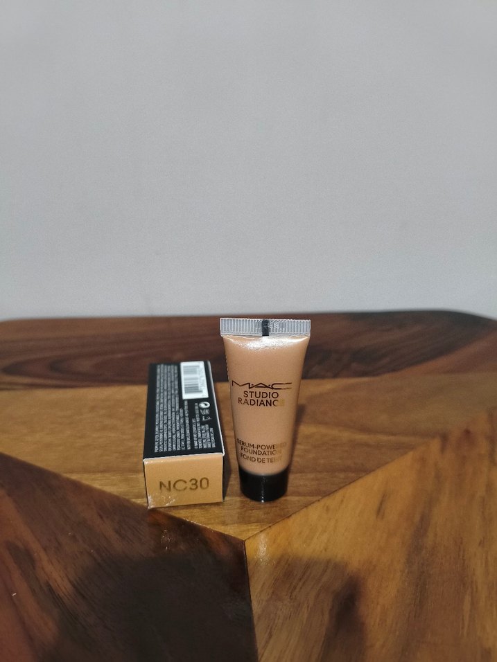 MAC Studio Radiance Serum Fondöten Bej - Görsel 3