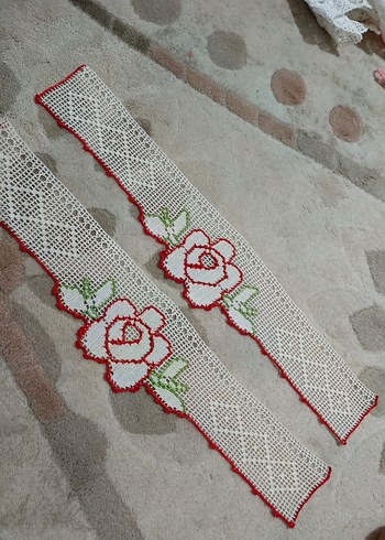Kırmızı Kenarlı Gül Desenli Örgü Dantel