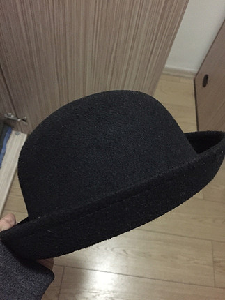 siyah fötr şapka