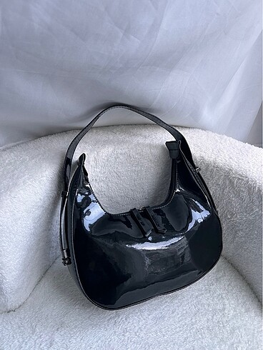 Siyah rugan parlak askı detaylı pinterest baget el ve omuz çanta