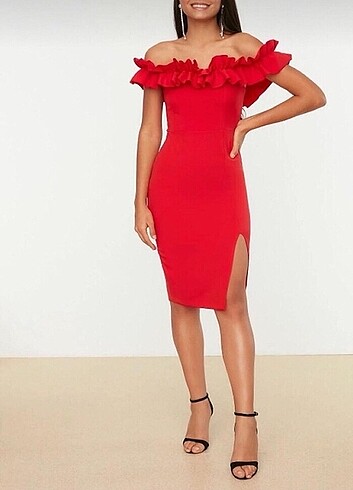 Kırmızı fırfırlı elbise