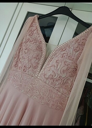 Pembe İşlemeli Uzun elbise