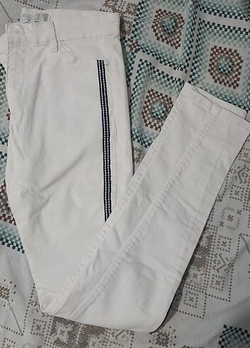 Siyah Şerit Detaylı Beyaz Dar Pantolon