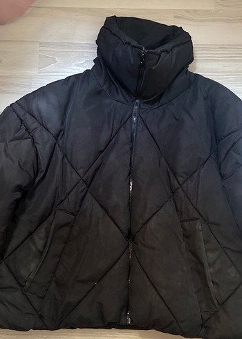 Siyah Yüksek Yakalı Kadın Mont