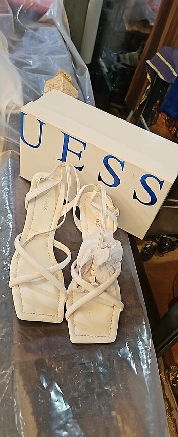 40 Beden beyaz Renk Guess sandalet