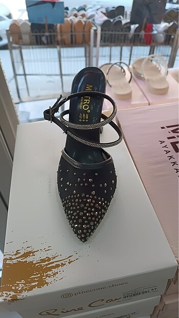 Siyah taş detaylı Stiletto ayakkabı