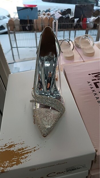 Şeffaf topuklu gümüş detaylı taşlı ayakkabı