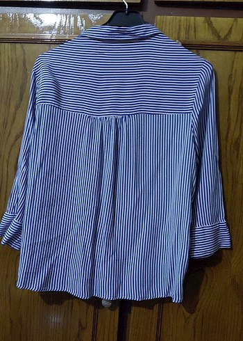 Düğmeli Lacivert Çizgili Kadın Gömlek BERSHKA - Görsel 10